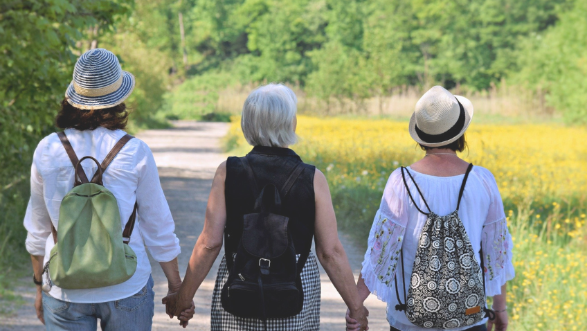 Tre kvinnor på promenad i naturen