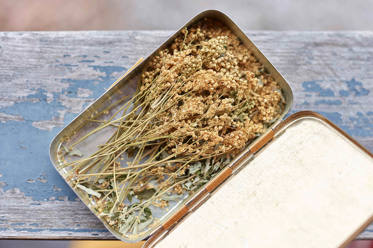 Torkade älggräsblommor kan användas till att göra saft på, att smaksätta en vinäger, till te eller att grava fisk med.