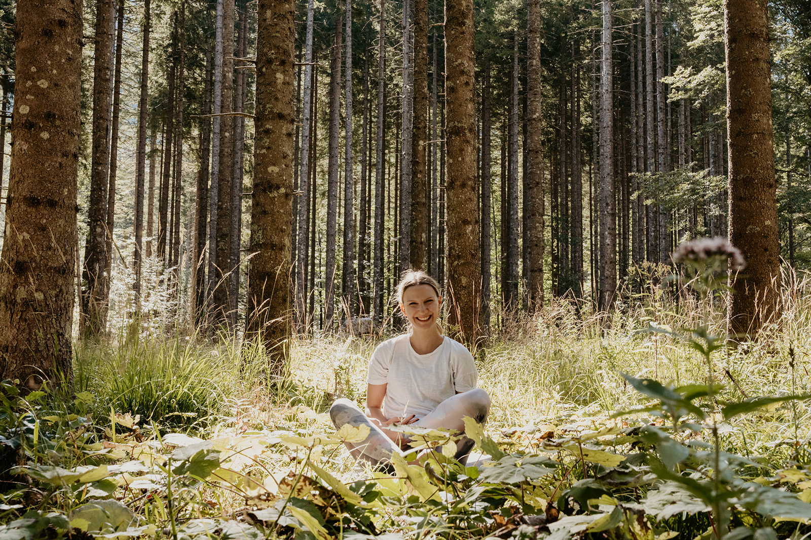 Kvinna som ska yoga i skogen