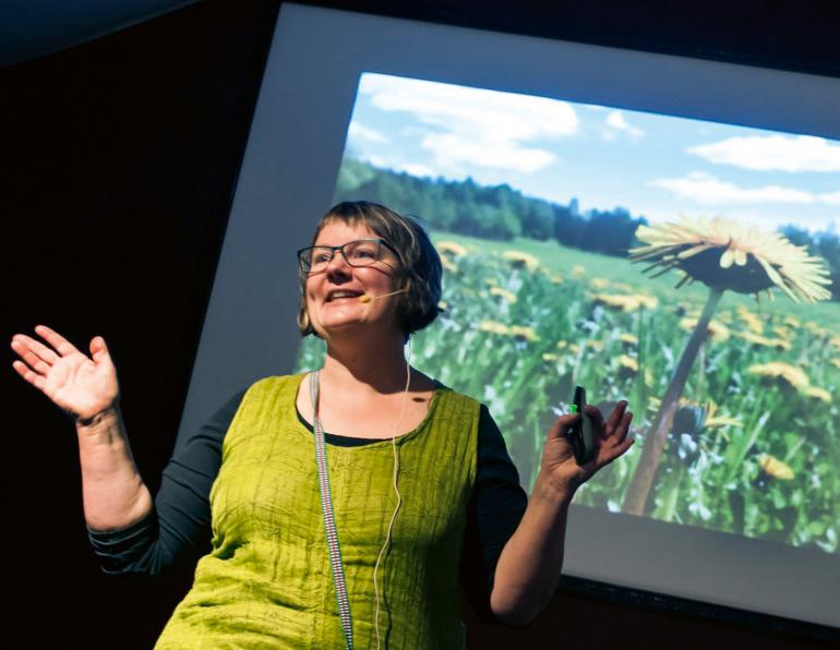 Eva Gunnare föreläser och anordnar också smakföreställningar där vilda smaker ackompanjeras av berättelser, sånger och ibland bildspel. Foto: Eva Gunnare