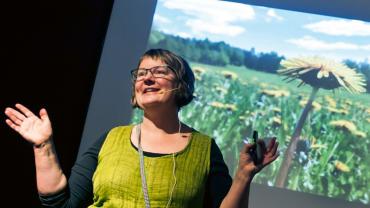 Eva Gunnare föreläser och anordnar också smakföreställningar där vilda smaker ackompanjeras av berättelser, sånger och ibland bildspel. Foto: Eva Gunnare