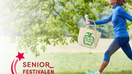 Bild på en kvinna i sina bästa år som är på väg till Seniorfestivalen.