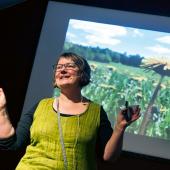 Eva Gunnare föreläser och anordnar också smakföreställningar där vilda smaker ackompanjeras av berättelser, sånger och ibland bildspel. Foto: Eva Gunnare