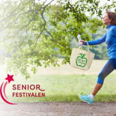 Bild på en kvinna i sina bästa år som är på väg till Seniorfestivalen.