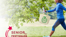 Bild på en kvinna i sina bästa år som är på väg till Seniorfestivalen.